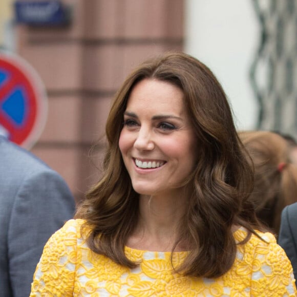 Kate Middleton gosta de usar vestidos florais com fundo neutro e bordado