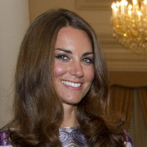 Kate Middleton combina vestidos florais com desenhos abstratos