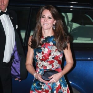 Kate Middleton também usa vestidos florais para eventos de luxo que é trend da Primavera-Verão