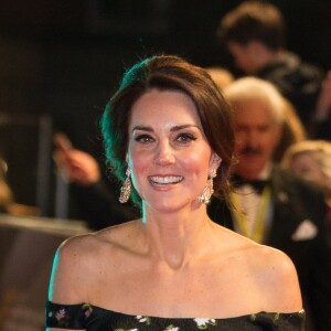 Kate Middleton aposta em vestidos florais com tecido de seda e crêpe para dar mais elegância aos looks arrumados