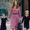 Kate Middleton gosta de usar vestidos florais com botão que é trend da Primavera-Verão