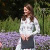 Kate Middleton usa avestido floral midi com tons pastéis que é trend da Primavera-Verão