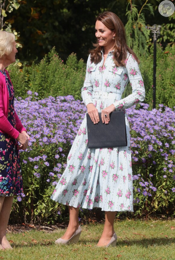 Kate Middleton usa avestido floral midi com tons pastéis que é trend da Primavera-Verão