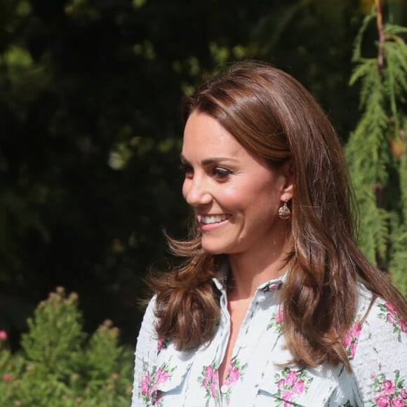 Kate Middleton usa avestido floral midi com tons pastéis que é trend da Primavera-Verão