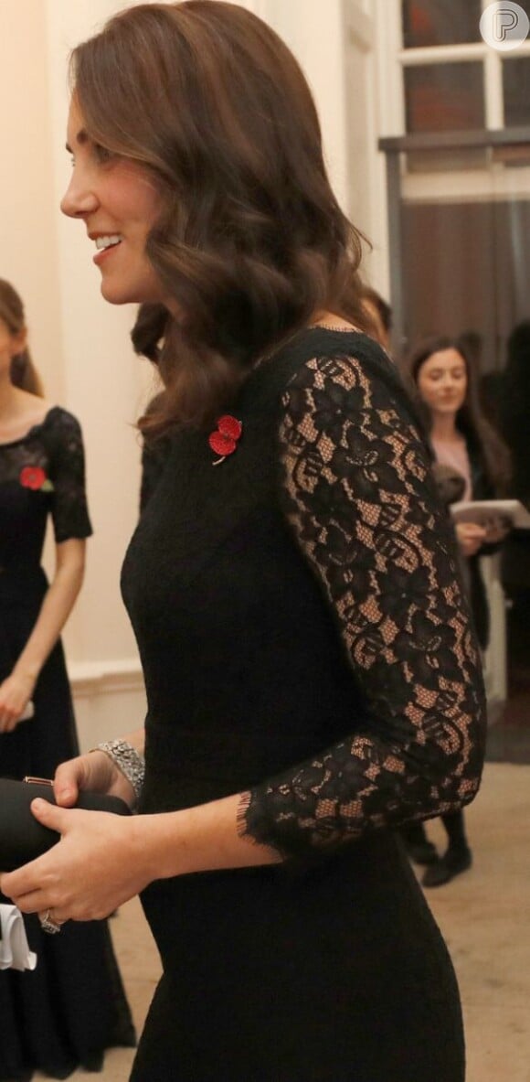 Kate Middleton alia tecidos neutros com transparência e bordado de flores
