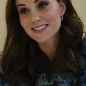 Kate Middleton usa vestido floral com maxiestampa