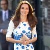 Kate Middleton aposta em vestidos florais confundo liso e flores maiores que são trends da Primavera-Verão