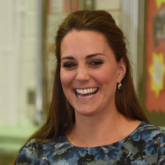 Kate Middleton aposta em vestidos com maxiestampa