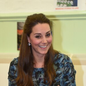 Kate Middleton repete vários vestidos de flores