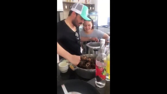 Fernando e a namorada, Maiara, foram filmados juntos na cozinha