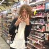 Lucas Jagger apareceu com as unhas pintadas ao testar esmaltes em uma loja