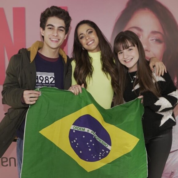 A atriz Sophia Valverde teve a companhia do namorado, Lucas Burgatti, no show