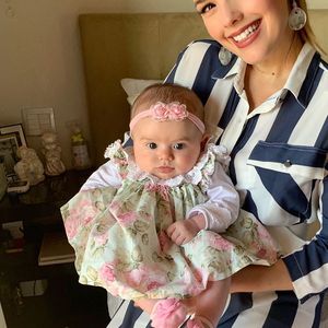 Semelhança entre filha de Thaeme, Liz, e a cantora em foto quando bebê agita fãs: 'Igual'