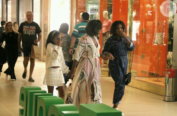 Gloria Maria e as filhas se divertiram juntas no shopping