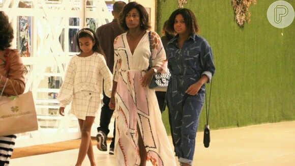 Gloria Maria passeou com as filhas Laura e Maria por um shopping do Rio de Janeiro neste sábado, 14 de setembro de 2019
