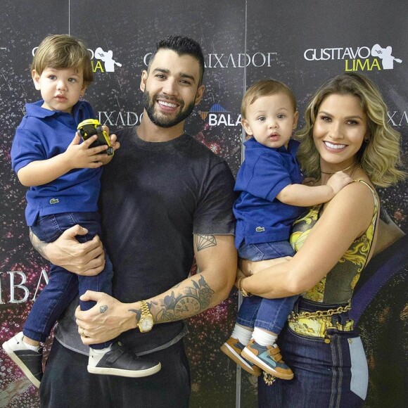 Andressa Suita mostrou Gusttavo Lima brincando com os filhos, Gabriel e Samuel