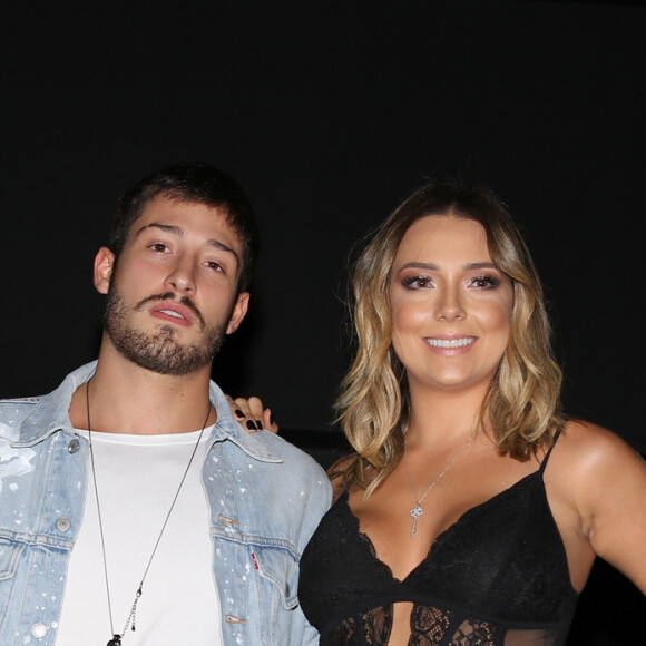 Carol Dantas foi elogiada pelo marido, Vinicius Martinez, por sua garra no parto de Valentin: 'Ela sofreu muito pra ter o parto normal. Eu estava ao lado dela'