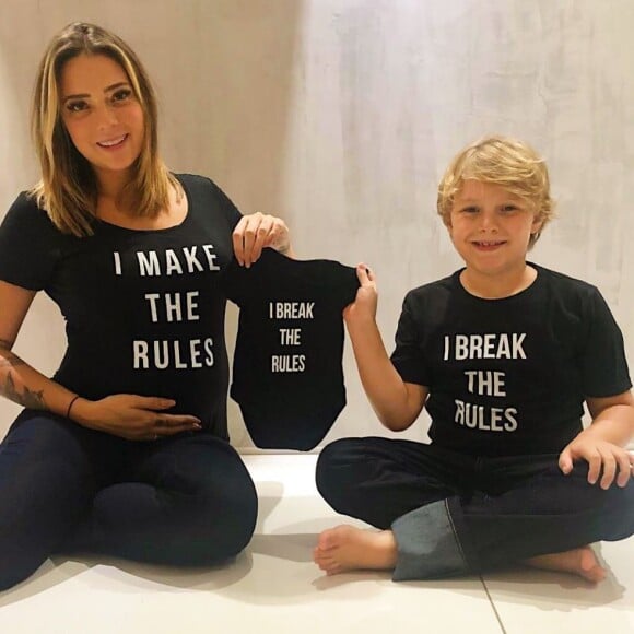 Carol Dantas retribuiu a declaração do marido: 'Nós te amamos muito papai. Minha família é linda'