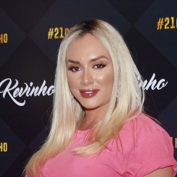 Juju Salimeni, recém-separada de Felipe Franco, curte aniversário de 21 anos de Kevinho