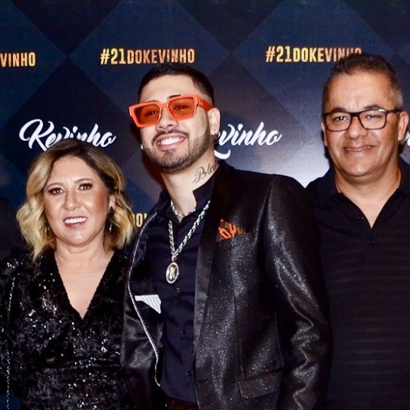 Kevinho posa cercado da família ao chegar em festa de aniversário de 21 anos