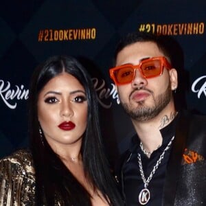 Kevinho chega à festa de 21 anos acompanhado da irmã, Jéssica Azevedo, e exibe cinto modelo LV Shape 40mm da Louis Vuitton de $ 635, R$ 2,5 mil na cotação atual