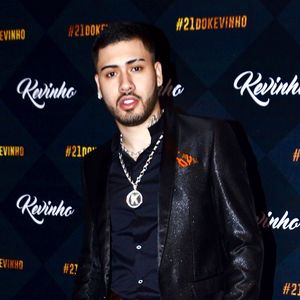 Kevinho apostou em par de mocassim da empresa italiana de luxo Ferragamo de $ 695, aproximadamente R$ 2,8 mil