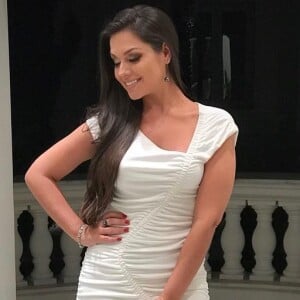 Thais Fersoza não cansa de impressionar os internautas com seus looks