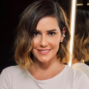 Deborah Secco adotou cabelo long bob de pontas assimétricas e tonalidade caramelo, que teve ajuda de um megahair