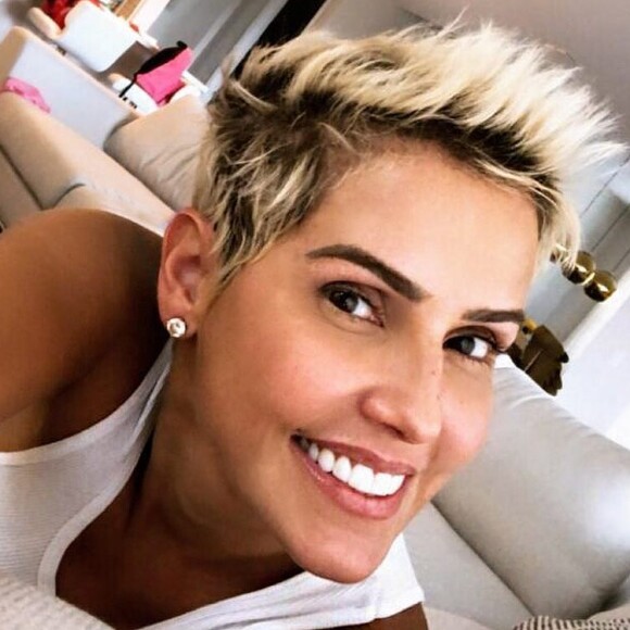Deborah Secco não tem medo de mudar o visual