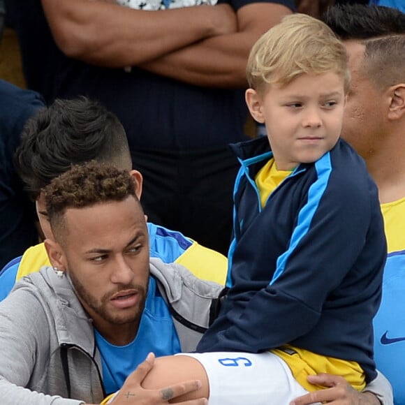 Carol Dantas foi homenageada por Neymar ao dar à luz Valentin. O ex-namorado fez gol de bicicleta em jogo pelo PSG e comemorou com dedo na boca