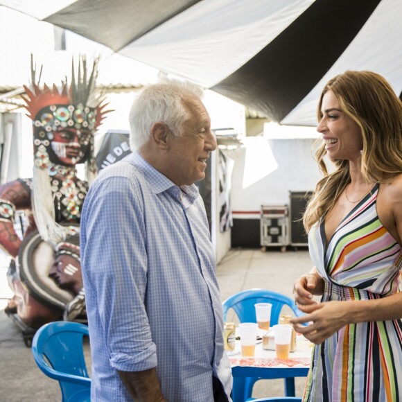 Paloma (Grazi Massafera) é convidada para voltar a trabalhar com Alberto (Antônio Fagundes), mas recusa a proposta na novela 'Bom Sucesso'