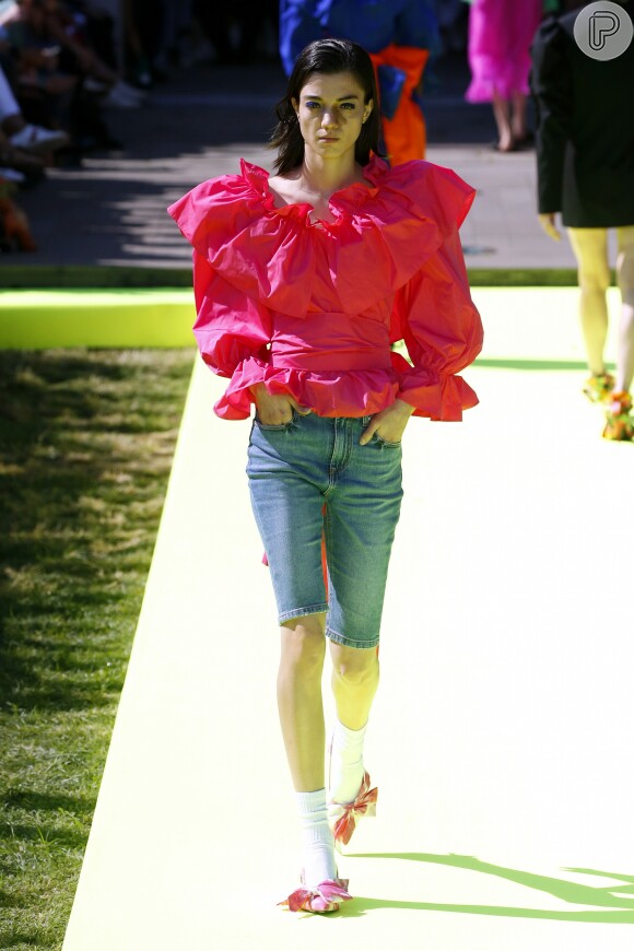 Jeans: bermuda justa pode ser combinada com modelagens mais amplas na parte de cima, como a blusa rosa com babados e manga bufante da MSGM na MFW 2020