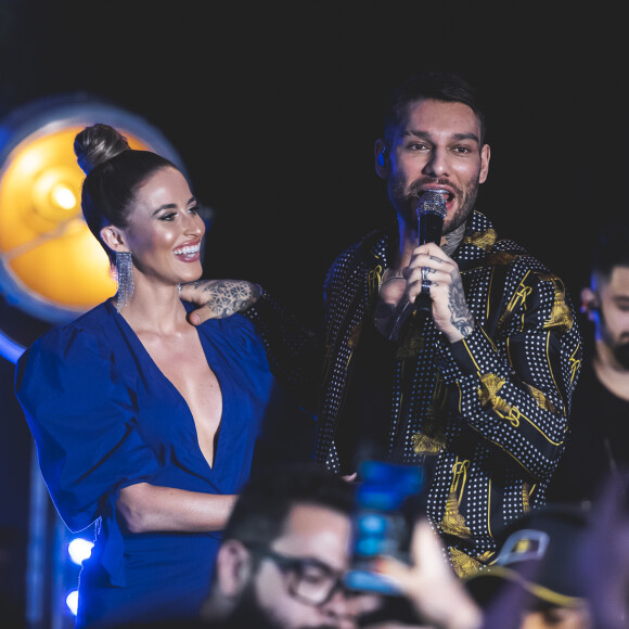 Lucas Lucco e a modelo Lorena Carvalho ficaram noivos em agosto