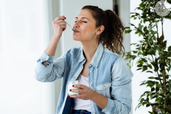 Dieta para emagrecer: iogurte, leite e castanhas são indicados para um lanchinho antes de dormir segundo nutricionista