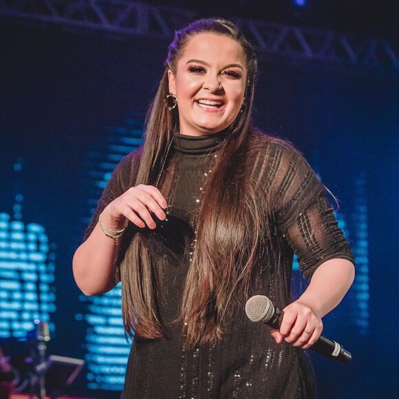 Maiara, da dupla com Maraisa, tem investido em looks com pegada fashionista