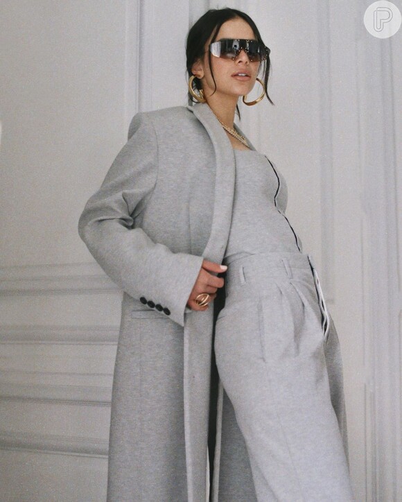 Bruna Marquezine usou trench coat, de R$ 5824, e calça, de R$ 2787,2