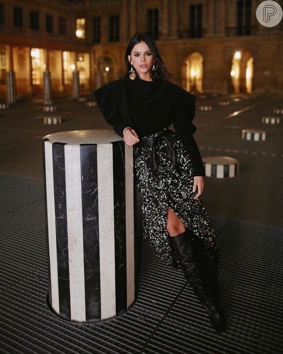Bruna Marquezine está em Paris, na França, acompanhando as tendências de moda