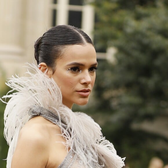 Bruna Marquezine chamou atenção no streetstyle com looks poderosos