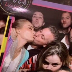Angélica e Luciano Huck se beijam em foto no aniversário de Eva