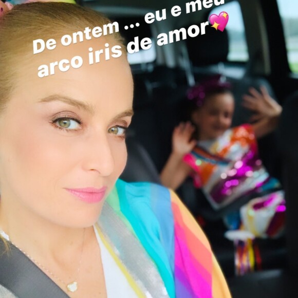 Angélica posa a caminho da festa de Eva