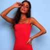 Bruna Marquezine usou vestido de lastex na cor coral da marca Mundo Lolita