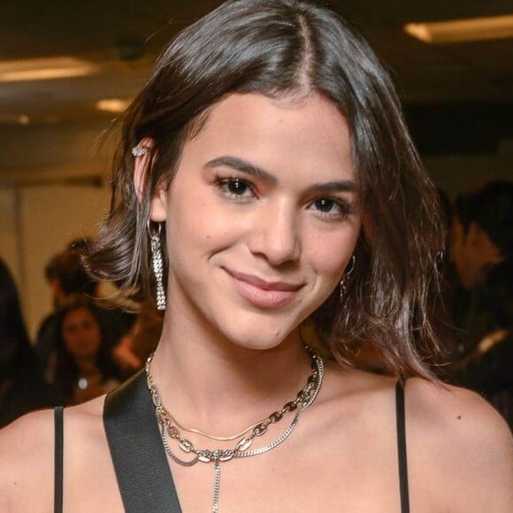 Bruna Marquezine movimenta a web com corpo curvilíneo em vestido de lastex