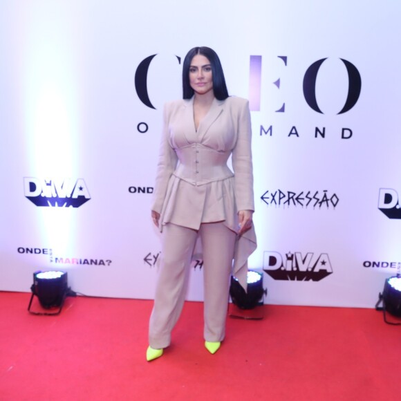 Cleo apostou em look monocromático nude e scarpin neon ao lançar projeto audiovisual
