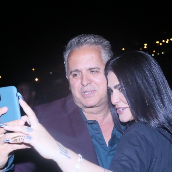 Cleo faz selfie com o padrasto, Orlando Morais, em festa de aniversário