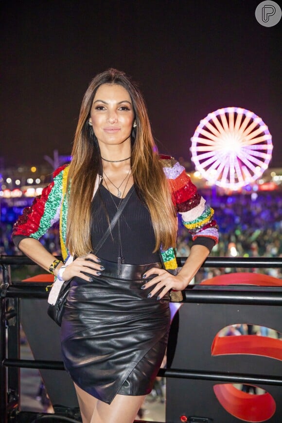 Look de Patricia Poeta: apresentadora apostou num look preto para destacar a jaqueta de paetê