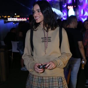 Bruna Marquezine e Gian LucaEwbank são filmados dando beijo no pescoço no Rock in Rio nesta quinta-feira, dia 03 de outubro de 2019