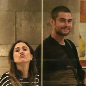 No fim da gravidez, Tatá Werneck brincou com fotógrafo durante passeio por shopping com o noivo, Rafael Vitti, nesta sexta-feira, 4 de outubro de 2019