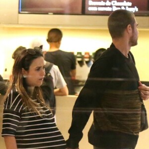 Com 8 meses de gravidez, Tatá Werneck brincou pela dificuldade em subir escada: 'Paro, faço Imposto de Renda, continuo'