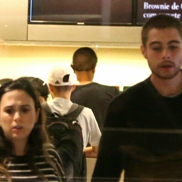 Tatá Werneck, com 8 meses de gravidez, e Rafael Vitti fizeram programa a dois por shopping do Rio