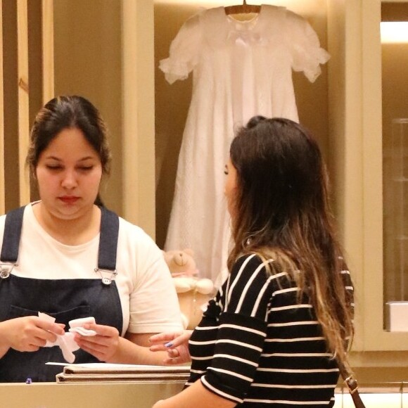 Grávida de 36 semanas, Tatá Werneck repetiu o vestido usado quando fez compras para o enxoval da filha